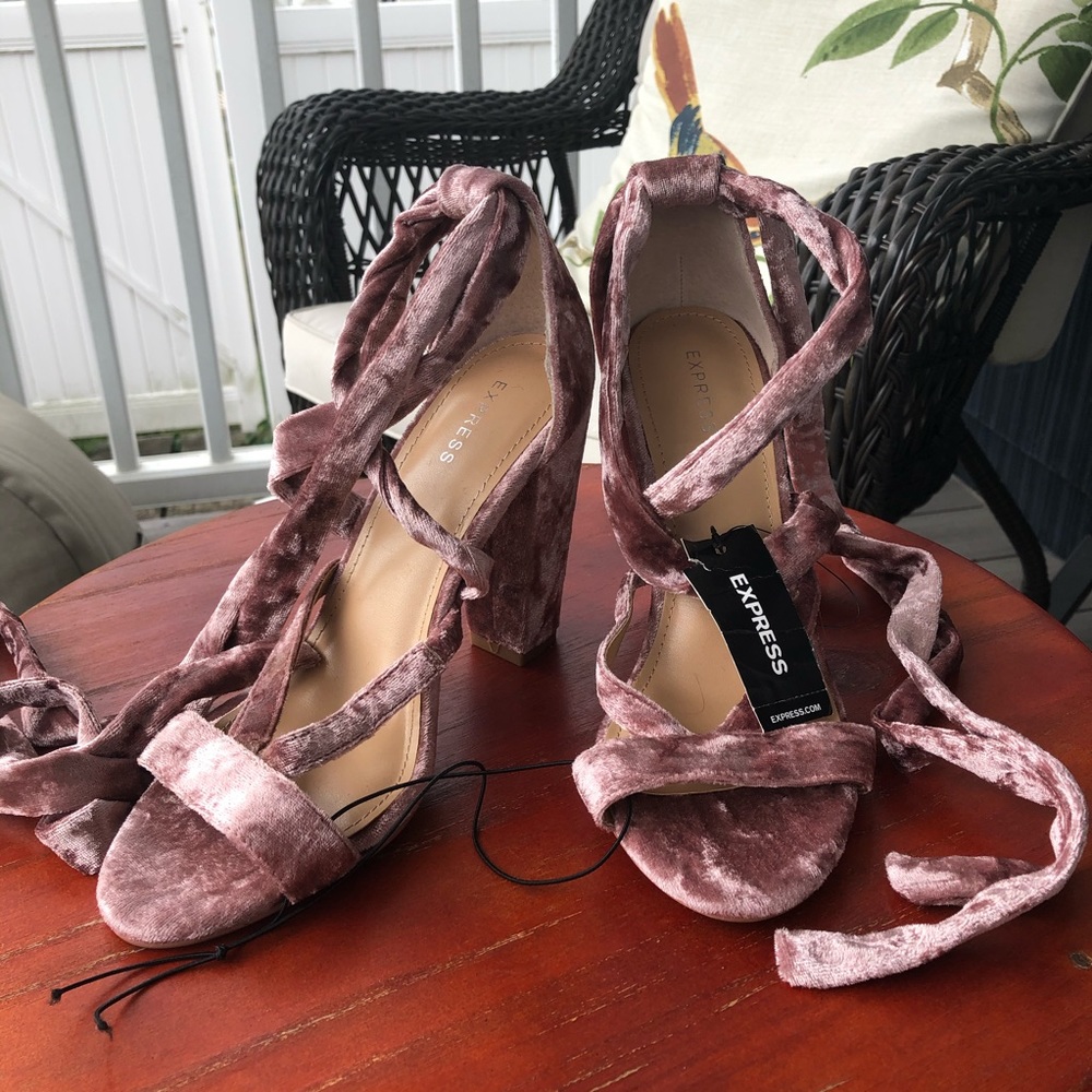 Express NWT Mauve Crushed Velvet Strappy Heels 7